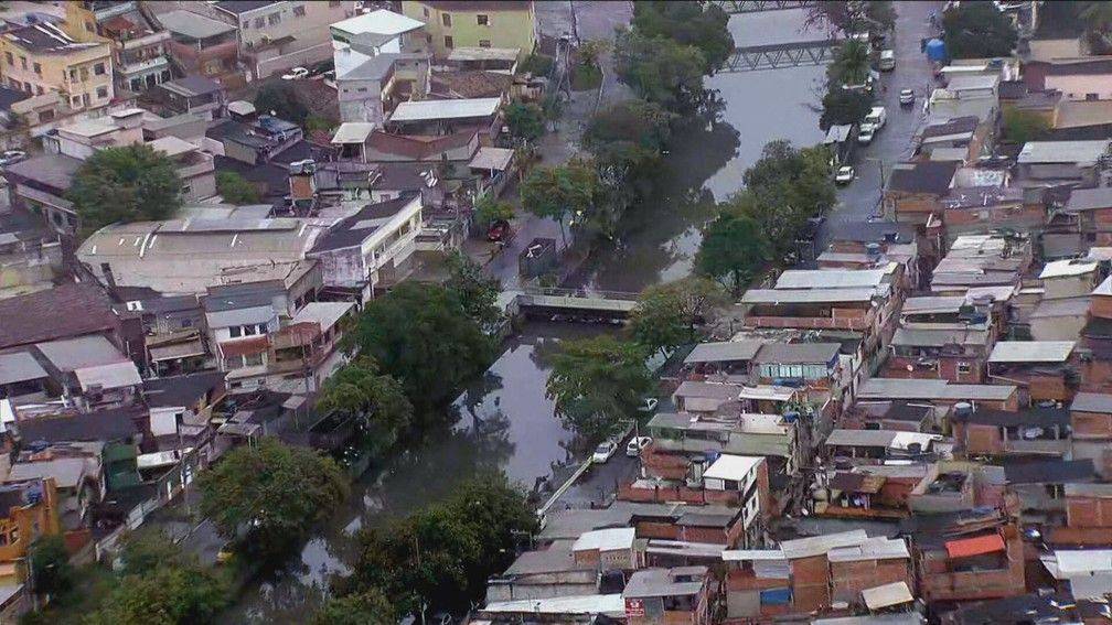 Traficantes constroem ponte para circular entre favelas e evitar vigilância da polícia